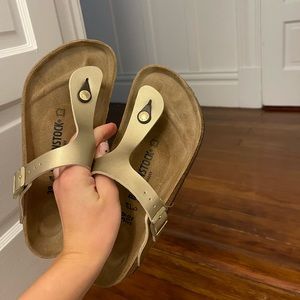 Birkenstock Gizeh sandals in gold ! Size 39